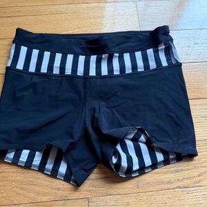 Lululemon Water Bound Short - size 8 color black dune & apex stripe (reversible)